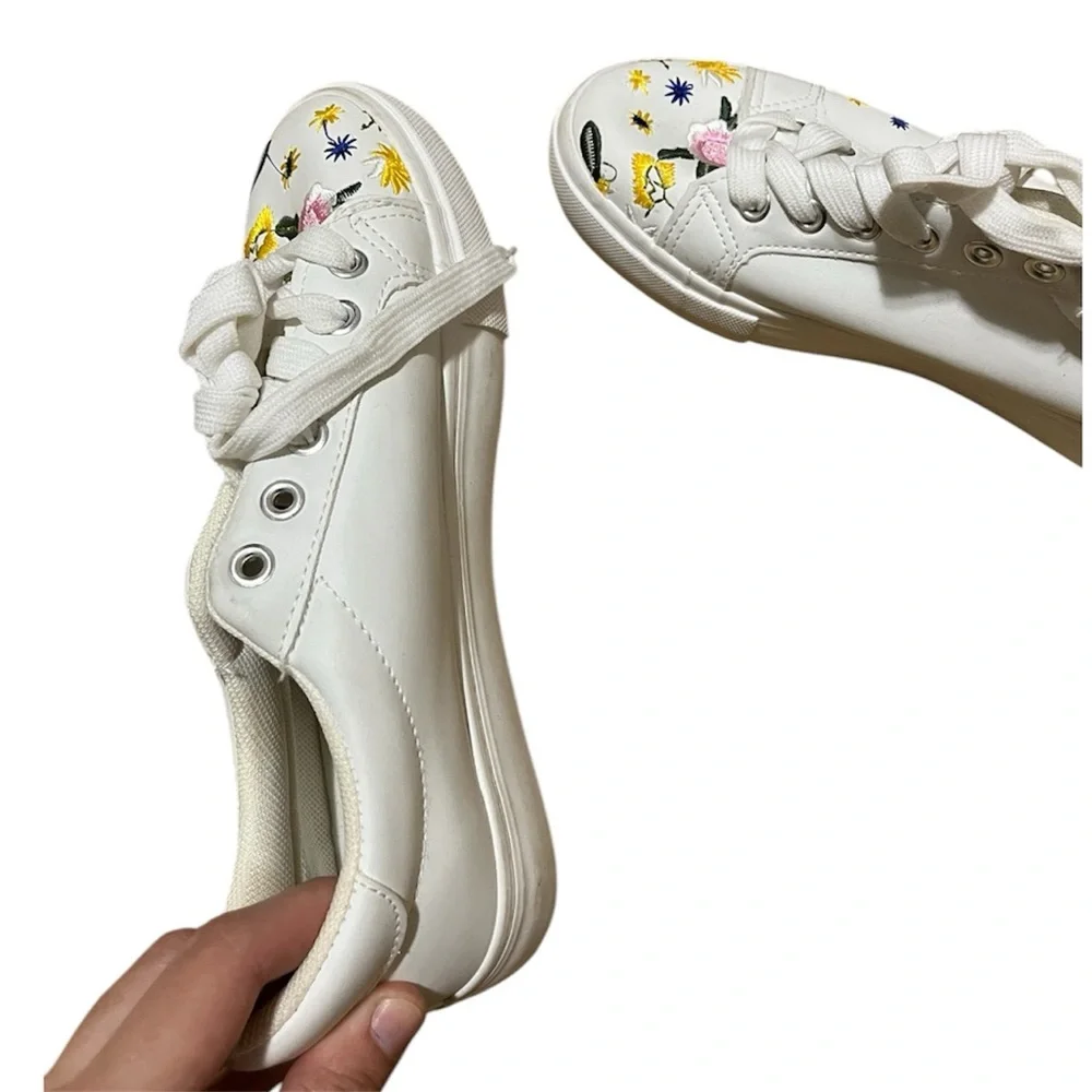 White embroidered floral sneakers with lace up design - Picture 4 of 4